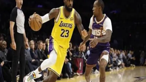 炸鸡风波引泪洒赛场：小狼迷目睹父偷食，心碎一幕感动全场！